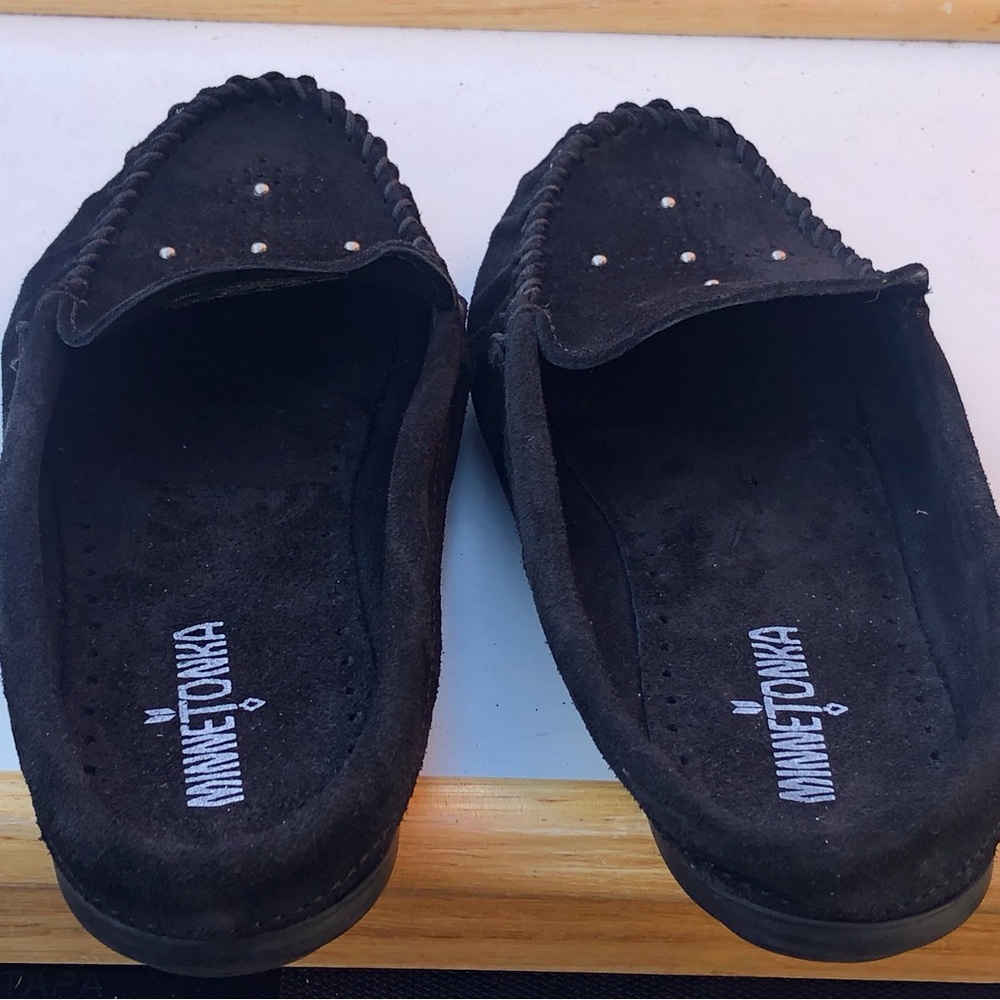 Minnetonka 430S Women’s Black Suede Leather Studs Mules Dlip on Shoes Size 10 - Picture 10 of 12